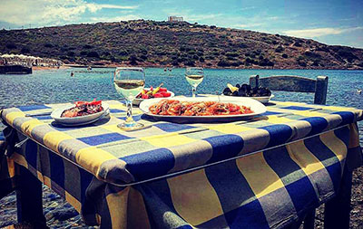 "Akrogiali" tavern table with a view of the Temple of Poseidon
